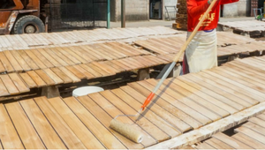 Proses pengeringan kayu di pabrik ubin kayu untuk meningkatkan daya tahan dan mencegah retak