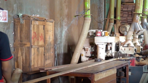 Proses moulding kayu presisi di pabrik ubin kayu untuk menghasilkan profil siap pasang