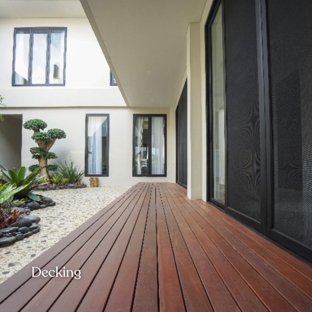 Decking kayu outdoor tahan cuaca untuk taman dan teras rumah modern dengan tampilan natural dan elegan