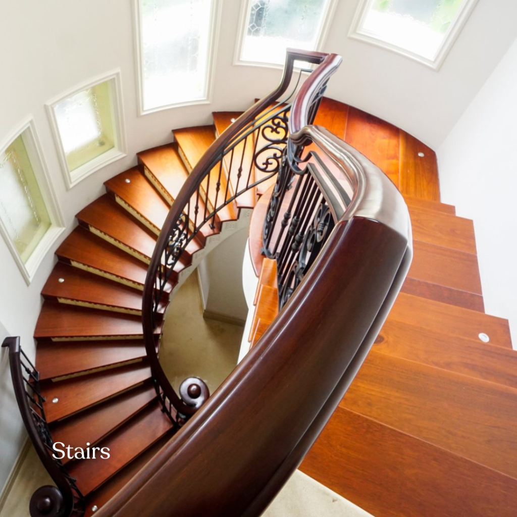 tangga kayu solid elegan dengan finishing halus untuk rumah mewah