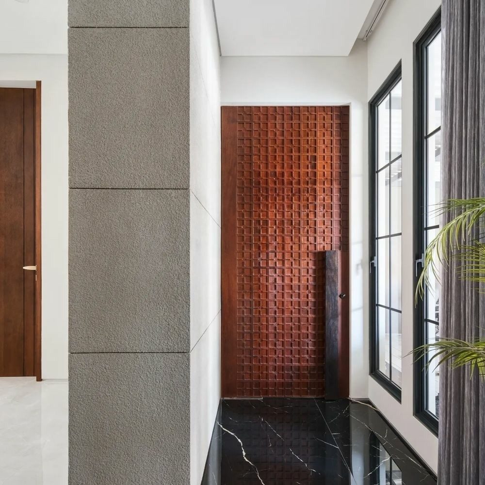 Pintu kayu minimalis modern dengan finishing halus untuk interior rumah elegan